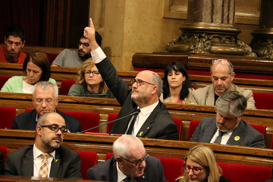 Eduard Pujol of JxCat votes in the Catalan hemicycle on October 9 2018 (by Pau Cortina)